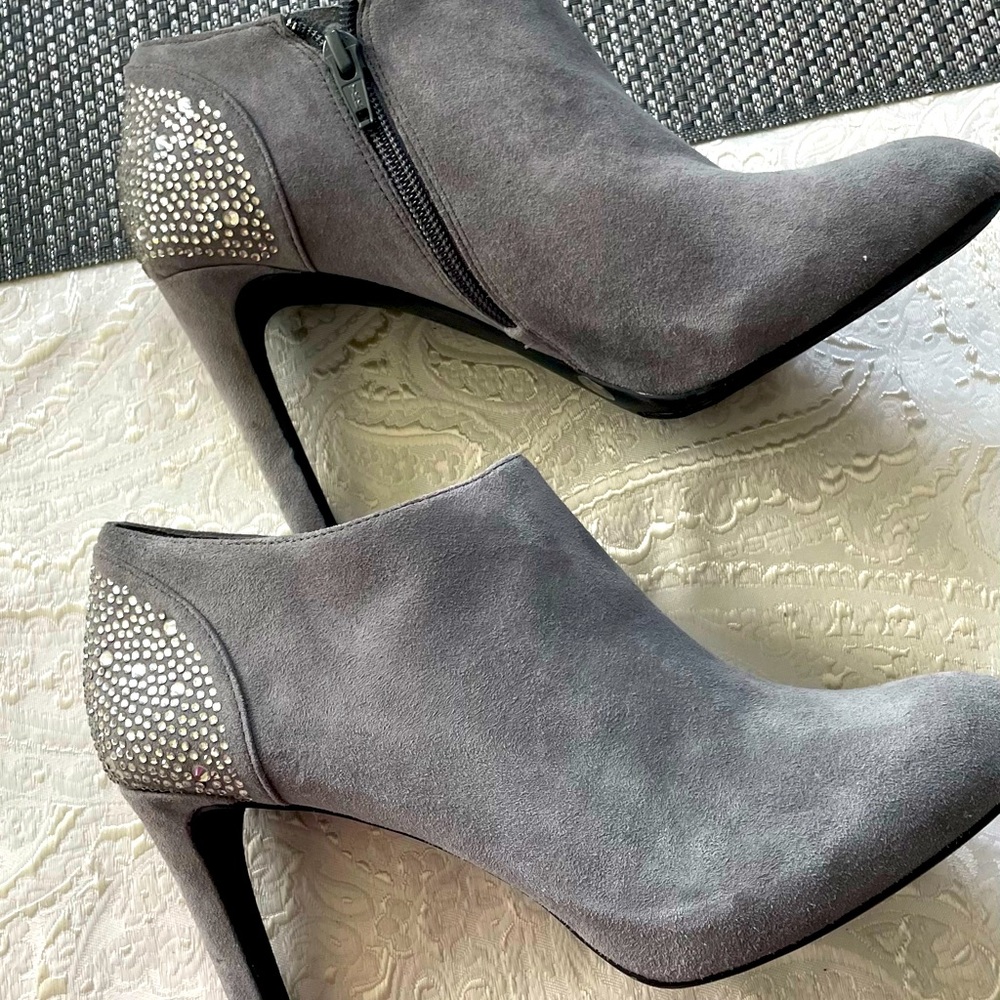 Women Boots Grey with Stone. Suedes.